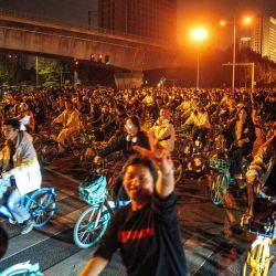 La foto muestra a estudiantes universitarios andando en bicicleta en la carretera Zhengkai en Zhengzhou, en la provincia de Henan, en el norte de China. La policía china ha tomado medidas enérgicas contra una locura en Internet que vio a miles de ciclistas abarrotar una autopista al amparo de la noche para atiborrarse de empanadillas en una ciudad cercana. | Foto:STRINGER / AFP