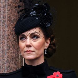 La princesa Catalina de Gales de Gran Bretaña asiste a la ceremonia del Domingo del Recuerdo en el Cenotafio de Whitehall, en el centro de Londres. El Domingo del Recuerdo es una conmemoración anual que se celebra el domingo más cercano al Día del Armisticio, el 11 de noviembre, aniversario del fin de la Primera Guerra Mundial y en la que los países de la Commonwealth recuerdan a los militares que han caído en el cumplimiento de su deber desde la Primera Guerra Mundial. | Foto:Toby Melville / POOL / AFP