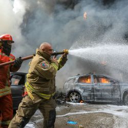 Los bomberos apagan las llamas después de que se desatara un incendio en un estacionamiento debido a un generador defectuoso en el área de Hamra de Beirut, Líbano. | Foto:AFP