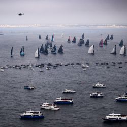 Los patrones de los monocascos Imoca 60 navegan en la salida de la décima edición de la Vendée Globe, una regata en solitario en monocasco, frente a Les Sables-d'Olonne, Francia. | Foto:LOIC VENANCE / AFP