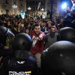 Manifestantes se enfrentan a la policía durante una manifestación para exigir la dimisión del presidente de la Comunidad Valenciana, Carlos Mazón, en Valencia. Las peores inundaciones de la nación europea en una generación han matado al menos a 220 personas, han dejado a decenas de desaparecidos y han sumergido en el barro ciudades enteras, especialmente en la región oriental de Valencia. | Foto:Cesar Manso / AFP