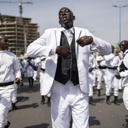 Un seguidor de Amadou Bamba canta durante las celebraciones por el aniversario de su regreso del exilio en Dakar. Amadou Bamba es el fundador de la Hermandad Islámica Mouride senegalesa y luchó culturalmente, sin violencia, contra el dominio colonial. Estuvo exiliado en Gabón durante siete años por su oposición a la colonización. | Foto:JOHN WESSELS / AFP