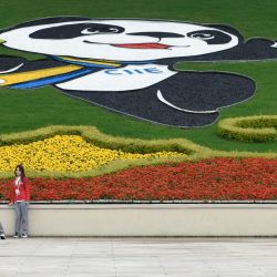 Voluntarios toman fotografías en el Centro Nacional de Exposiciones y Convenciones de Shanghai, sede principal de la VII Exposición Internacional de Importaciones de China (CIIE, por sus siglas en inglés), en Shanghai, en el este de China. | Foto:Xinhua/Xu Liang