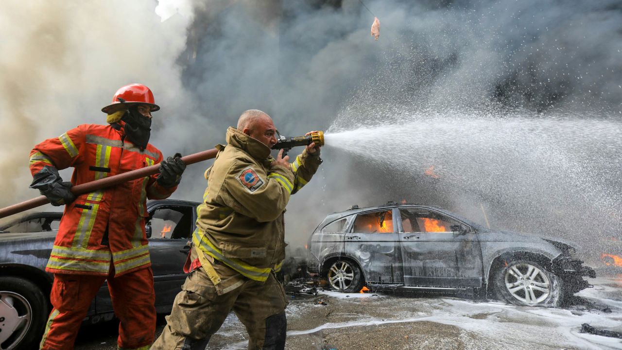 Los bomberos apagan las llamas después de que se desatara un incendio en un estacionamiento debido a un generador defectuoso en el área de Hamra de Beirut, Líbano. | Foto:AFP