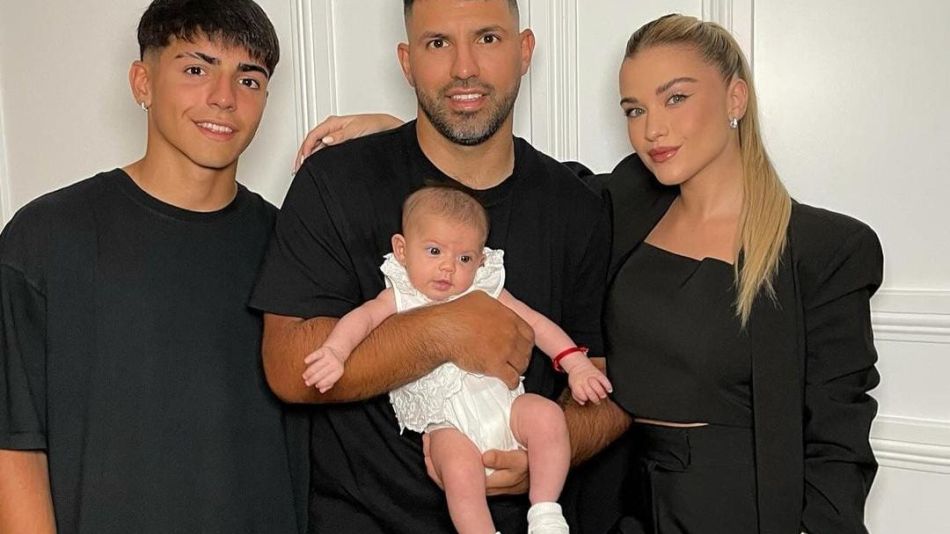  El retrato familiar del Kun Agüero con Sofía Calzetti, Benjamín y Olivia Agüero