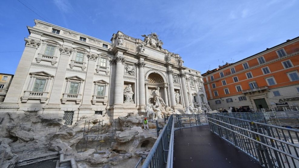 Pasarela colocada en la Fontana di Trevi para regular el boom de turismo