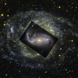 Su disco está lleno de miles de millones de estrellas brillantes que le dan un hermoso resplandor.
