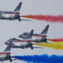 Aviones del Equipo Acrobático Bayi de la Fuerza Aérea del Ejército Popular de Liberación de China realizan un entrenamiento de adaptación para el próximo Airshow China, en Zhuhai, en la provincia de Guangdong, en el sur de China. | Foto:Xinhua/Deng Hua