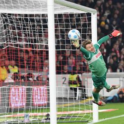 El arquero alemán del Stuttgart Alexander Nuebel, alcanza pero no puede detener la pelota del gol del 0-3 durante el partido de fútbol de la primera división alemana, la Bundesliga, VfB Stuttgart vs Eintracht Frankfurt en Stuttgart, suroeste de Alemania. | Foto:THOMAS KIENZLE / AFP