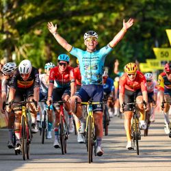 El británico Mark Cavendish celebra al cruzar la línea de meta durante la tercera carrera del Critérium de Singapur del Tour de Francia en Singapur. Cavendish, de 39 años, el ganador récord de etapas en el Tour con 35, compite en la última carrera de su histórica carrera en Singapur. | Foto:Roslan Rahman / AFP