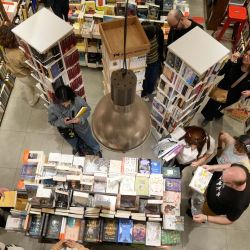 Imagen de personas asistiendo a una librería durante la octava edición de La Noche de las Librerías, en Montevideo, capital de Uruguay. | Foto:Xinhua/Nicolás Celaya
