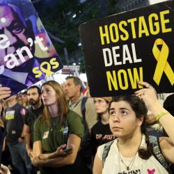 Israelíes participan en una manifestación para exigir el regreso de los rehenes secuestrados desde el ataque del 7 de octubre por parte de Hamás en el sur de Israel, en Tel Aviv, en medio de la guerra en curso entre Israel y el grupo militante Hamás en la Franja de Gaza. | Foto:JACK GUEZ / AFP