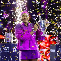 La estadounidense Coco Gauff celebra con su trofeo de la victoria tras derrotar a la china Zheng Qinwen en su final de tenis individual femenino en el Campeonato de Finales de la WTA en Riad. | Foto:Fayez Nureldine / AFP