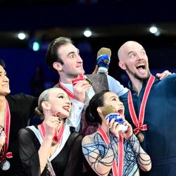 Los ganadores Anastasiia Metelkina y Luka Berulava de Georgia (centro) posan para una foto con los segundos clasificados Riku Miura y Ryuichi Kihara (izq.) y los terceros clasificados Ellie Kam y Danny O'Shea de los EE. UU. (der.) después de la competencia de patinaje libre por parejas en el ISU Grand Prix of Figure Skating 2024/25 NHK Trophy en Tokio. | Foto:Yuichi Yamazaki / AFP