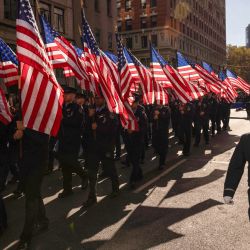 Los participantes marchan durante el desfile anual del Día de los Veteranos en Nueva York. | Foto:YUKI IWAMURA / AFP