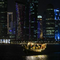 Los turistas viajan en un barco tradicional por el paseo marítimo de la Corniche en Doha, Catar. | Foto:KARIM JAAFAR / AFP