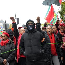 Manifestantes se reúnen durante una protesta convocada por la diáspora francesa en el extranjero contra el alto coste de la vida, en la plaza Denfert-Rochereau en París. | Foto:Bertrand Guay / AFP