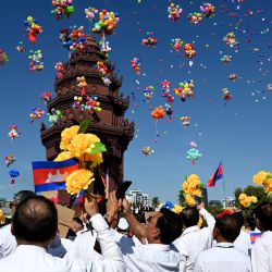 Se lanzan globos en el Monumento a la Independencia durante una ceremonia que marca las celebraciones del 71.º Día de la Independencia de Camboya en Phnom Penh. | Foto:TANG CHHIN SOTHY / AFP