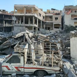 Un vehículo averiado yace entre los escombros frente a un edificio dañado por los ataques aéreos israelíes durante la noche en la aldea de Ain Baal, en el sur del Líbano, en el distrito de Tiro, en medio de la guerra en curso entre Israel y Hezbolá. | Foto:KAWNAT HAJU / AFP