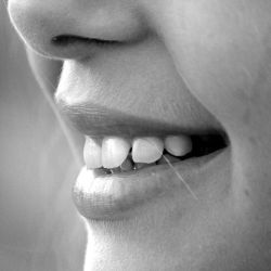 La cirugía de implantes es un método que sustituye el origen de los dientes permanentes por tornillos de metal.