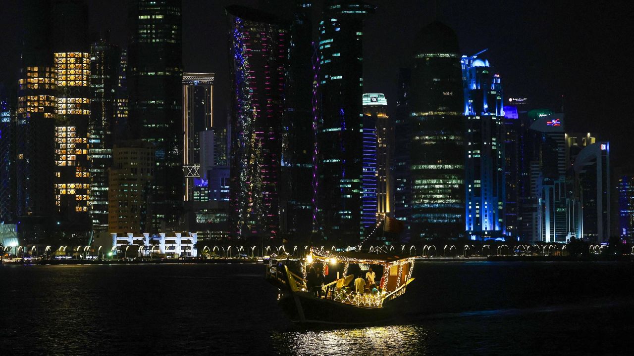 Los turistas viajan en un barco tradicional por el paseo marítimo de la Corniche en Doha, Catar. | Foto:KARIM JAAFAR / AFP