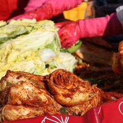 La preparación del kimchi es una actividad colectiva ancestral.