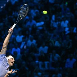 El alemán Alexander Zverev le sirve al ruso Andrey Rublev durante su partido en el torneo de tenis ATP Finals en Turín. | Foto:MARCO BERTORELLO / AFP