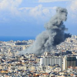 El humo se eleva desde el lugar del ataque aéreo israelí contra un barrio de los suburbios del sur de Beirut. Dos ataques aéreos impactaron después de que el ejército israelí emitiera órdenes de evacuación para varios barrios de la zona. | Foto:AFP
