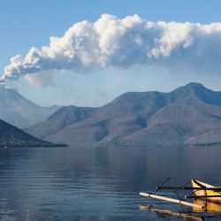 El monte Lewotobi Laki Laki arroja cenizas y humo durante una erupción, como se ve desde la aldea de Lewolaga en Titihena, Nusa Tenggara Oriental, Indonesia. | Foto:ARNOLD WELIANTO / AFP