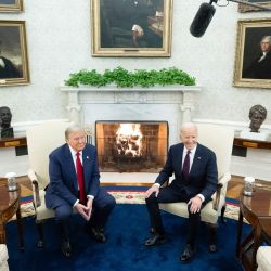 El presidente de Estados Unidos, Joe Biden, se reúne con el presidente electo de Estados Unidos, Donald Trump, en la Oficina Oval de la Casa Blanca en Washington, DC. Trump agradeció a Biden por prometer una transferencia de poder sin problemas, mientras el republicano victorioso realizaba una histórica visita de regreso a la Casa Blanca. | Foto:SAUL LOEB / AFP