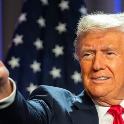 El presidente electo de Estados Unidos, Donald Trump, hace un gesto mientras habla durante una reunión con los republicanos de la Cámara de Representantes en el hotel Hyatt Regency en Washington, DC. | Foto:ALLISON ROBBERT / POOL / AFP