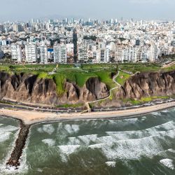 Imagen aérea tomada con un dron de una vista de Miraflores, en Lima, Perú. Lima, la capital y ciudad más grande de Perú, es el centro político, económico y cultural del país. Está compuesta por la sección histórica y la sección emergente, aunque la primera ha sido catalogada como patrimonio cultural de la humanidad gracias a los numerosos sitios de reliquias que allí se encuentran.  | Foto:Xinhua/Li Muzi