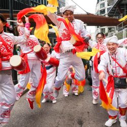 Imagen de artistas chinos realizando una danza de tambor de cintura durante el Espectáculo del Lord Alcalde, en Londres, Reino Unido. | Foto:Xinhua