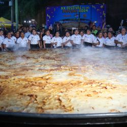 Imagen de mujeres posando para una fotografía junto a una mega pupusa durante la celebración del Día Nacional de la Pupusa, en la municipalidad de Olocuilta, en el departamento de La Paz, El Salvador. | Foto:Xinhua/Alexander Peña