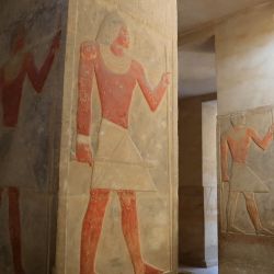 Imagen de un turista tomando fotografías de pinturas en relieve de colores en el interior de la tumba de un funcionario del antiguo Egipto en la necrópolis de Saqqara, en el sur de El Cairo, Egipto. La necrópolis de Saqqara alberga numerosas tumbas nobles, en las que aún se conservan en buen estado muchas pinturas en relieve de colores que representan la vida cotidiana del antiguo Egipto. | Foto:Xinhua/Sui Xiankai
