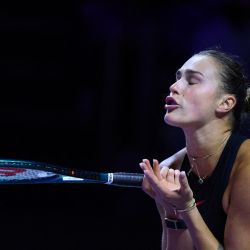 La bielorrusa Aryna Sabalenka reacciona después de perder un punto contra la estadounidense Coco Gauff durante su partido de semifinales de tenis individual femenino en el Campeonato de Finales de la WTA en Riad. | Foto:Fayez Nureldine / AFP