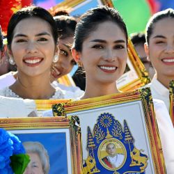 Las mujeres sonríen en el Monumento a la Independencia durante una ceremonia que marca las celebraciones del 71º Día de la Independencia de Camboya en Phnom Penh. | Foto:TANG CHHIN SOTHY / AFP