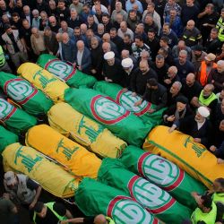 Los dolientes asisten al funeral de los rescatistas y socorristas libaneses afiliados a Hezbollah y al movimiento chiita Amal muertos por ataques aéreos israelíes en la aldea de Deir Qanoun al Nahr a principios de la semana pasada, en Tiro, en medio de la guerra en curso entre Israel y Hezbollah. | Foto:KAWNAT HAJU / AFP