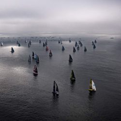 Los patrones de los monocascos Imoca 60 navegan en la salida de la décima edición de la Vendée Globe, una regata en solitario en monocasco, frente a Les Sables-d'Olonne, Francia. | Foto:LOIC VENANCE / AFP