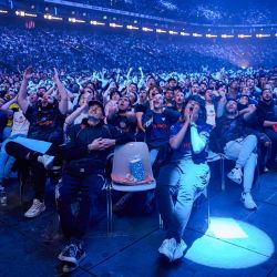 Los Ultras observan a su equipo durante el espectáculo de 6,5 horas de la cuarta edición del evento KCX4: Forever Rivals de Karmine Corp en el Paris La Defense Arena en Nanterre, a las afueras de París. | Foto:Kiran Ridley / AFP