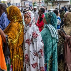 Los votantes hacen cola para emitir su voto antes de la apertura de las urnas durante las elecciones presidenciales de Somalilandia de 2024 en Hargeisa. Somalilandia, una región separatista de Somalia, celebrará elecciones presidenciales en un momento de tensiones diplomáticas en el Cuerno de África. | Foto:LUIS TATO / AFP