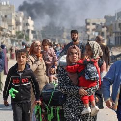 Palestinos desplazados de los refugios en Beit Hanoun cruzan la carretera principal de Salaheddine hacia Jabalia, en el norte de la Franja de Gaza, tras las órdenes de evacuación del ejército israelí, en medio de la guerra en curso en el territorio palestino entre Israel y Hamás. | Foto:OMAR AL-QATTAA / AFP