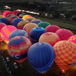 Se ven globos al anochecer durante la Competencia Nacional de Globos Aerostáticos en Wuyi, en la provincia oriental china de Zhejiang. | Foto:AFP
