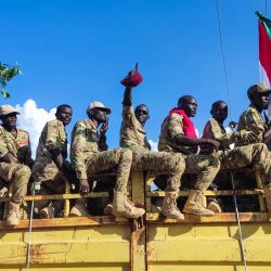 Un camión que transporta a hombres armados afiliados al ejército de Sudán circula por una calle de la ciudad oriental de Gedaref. La guerra entre generales sudaneses rivales desde abril de 2023 ha matado a decenas de millas de personas y ha desplazado a más de 11 millones, de los cuales 3,1 millones han buscado refugio fuera de las fronteras del país, según la ONU. | Foto:AFP