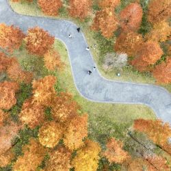 Vista aérea tomada con un dron de personas divirtiéndose en un punto escénico, en el distrito autónomo tujia y miao de Youyang, en la municipalidad de Chongqing, en el suroeste de China. | Foto:Xinhua/Qiu Hongbin