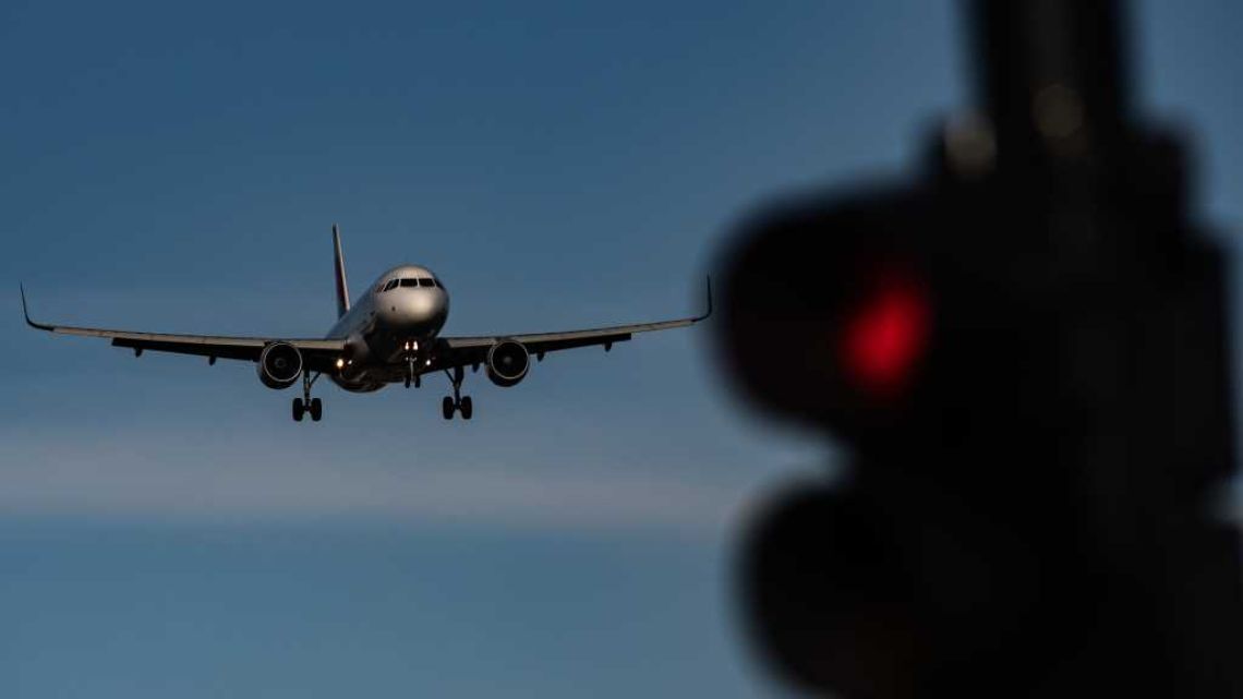 Mientras otros gremios acuerdan, los controladores aéreos anunciaron medidas de fuerza