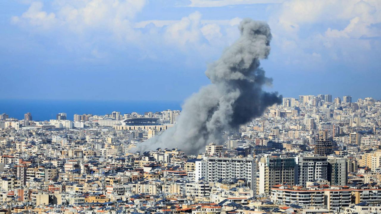 El humo se eleva desde el lugar del ataque aéreo israelí contra un barrio de los suburbios del sur de Beirut. Dos ataques aéreos impactaron después de que el ejército israelí emitiera órdenes de evacuación para varios barrios de la zona. | Foto:AFP