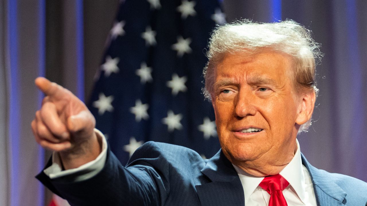 El presidente electo de Estados Unidos, Donald Trump, hace un gesto mientras habla durante una reunión con los republicanos de la Cámara de Representantes en el hotel Hyatt Regency en Washington, DC. | Foto:ALLISON ROBBERT / POOL / AFP