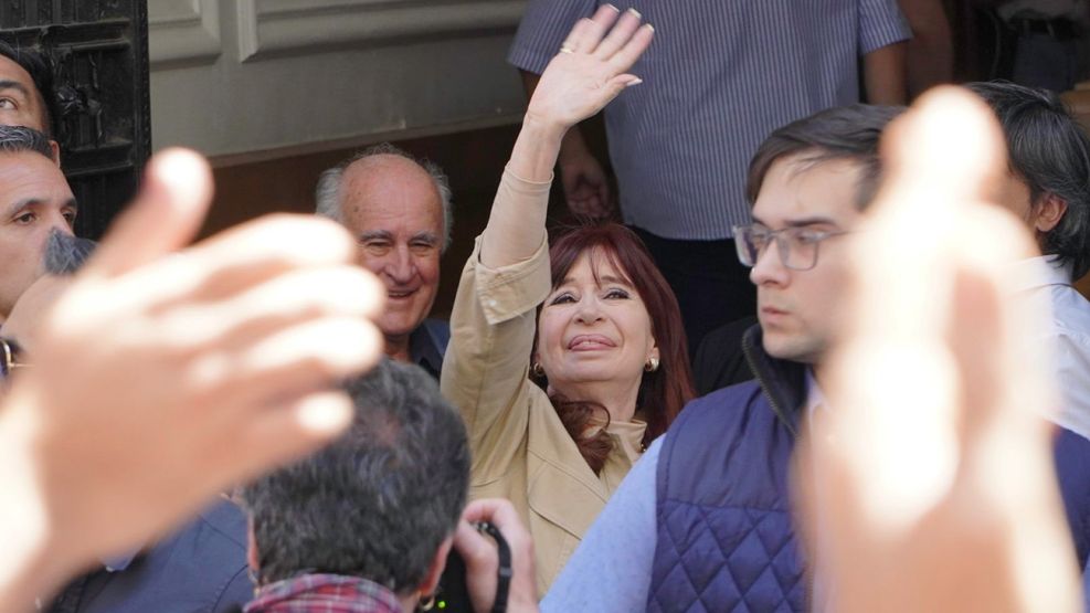 Manifestación frente al Instituto Patria por la condena a Cristina Kirchner