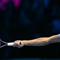 El alemán Alexander Zverev devuelve el balón al noruego Casper Ruud durante su partido en el torneo de tenis ATP Finals en Turín. | Foto:MARCO BERTORELLO / AFP